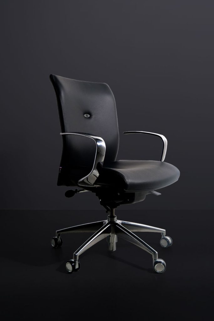 Voici le fauteuil de direction haut de gamme Strong et made in France Auguste + petit dossier en cuir. 
