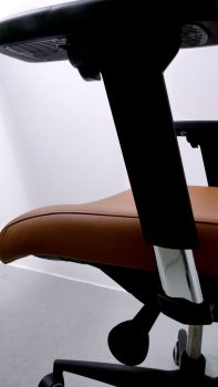 Accoudoirs et réglages d'un Good Gauthier - Fauteuil de bureau cuir carriat gold