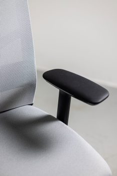 photo des accoudoirs réglables du fauteuil ergonomique great marcel resille gris