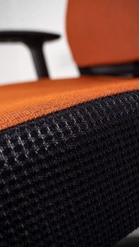 photo d'une assise en résille et en laine orange et noire great marcel garni