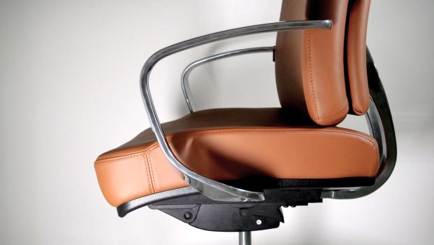 photo d'une assise d'un fauteuil de bureau de direction confortable en cuir carriat marron