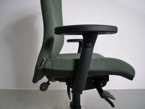 assise de profil fauteuil de bureau ergonomique strong auguste en tissu cura vert