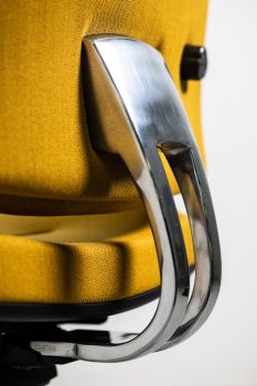 détail de la liaison en aluminium du fauteuil de direction king edgard plus en tissu jaune