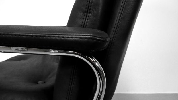 vue de côté des accoudoirs du fauteuil de bureau vintage heritage 80 cuir carriat noir