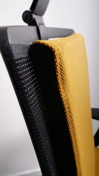 détail sur la couture du dossier du fauteuil great marcel garni en steelcut trio jaune