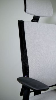 Photo du dossier garni et confortable du fauteuil de bureau ergonomique Great Marcel Cura Gris