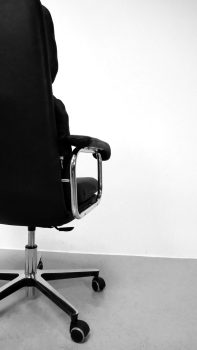 Fauteuil bureau vintage vue de moitié dos grand dossier Héritage 80 cuir carriat noir