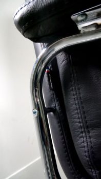 Fauteuil bureau vintage zoom sur les accoudoirs Héritage 80 cuir carriat noir