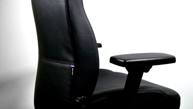 vue trois quart dos d'un fauteuil de bureau ergonomique en cuir carriat noir