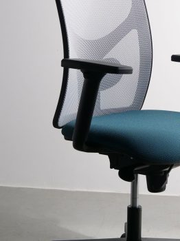vue de trois quart fauteuil de bureau ergonomique happy suzanne résille de Navailles