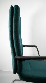 king-edgard-chaise-visiteur-de-profil-pietement-luge-laine-steelcut-trio-vert