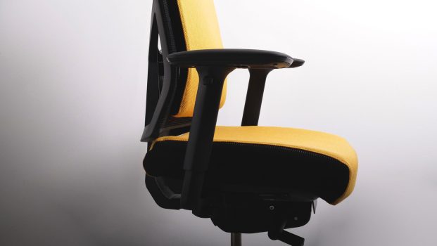 photo d'une assise vue de profil du fauteuil de bureau ergonomique great marcel en laine steelcut trio jaune