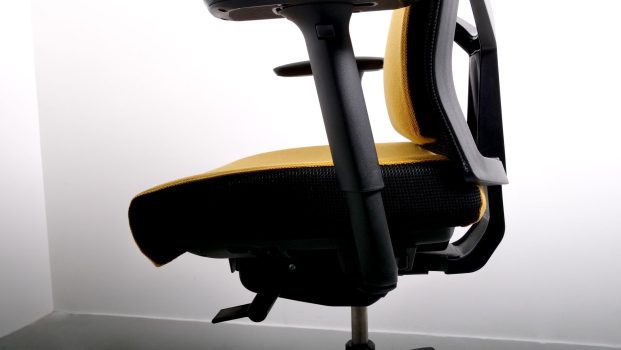photo de côté de l'assise du fauteuil ergonomique great marcel en laine jaune