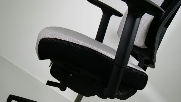photo debiée d'une assise d'un fauteuil de bureau ergonomque Great Marcel garni en polyester gris