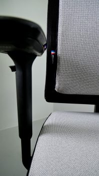 poto proche de l'assise et du dossier du fauteuil great marcel garni en tissu cura gris