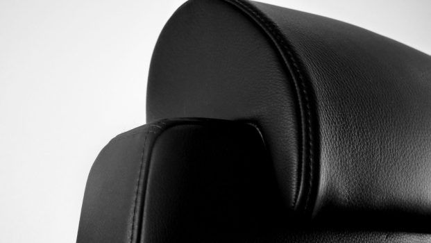 photo d'un appui-tête d'un fauteuil bureau cuir usage 24.24