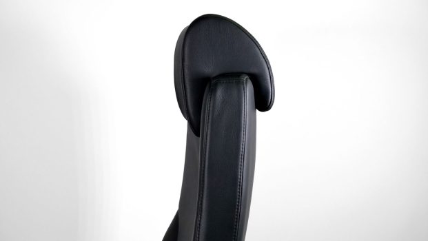 vue de profil du fauteuil en cuir noir lead ernest