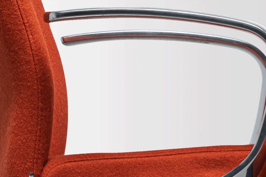 Photo d'un fauteuil de direction petit dossier Strong Auguste plus en laine orange vue de profil