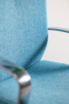 Photo d'un fauteuil de direction petit dossier Strong Auguste plus en laine hallingdal bleu vue de trois quart