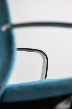Photo d'un fauteuil de direction petit dossier Strong Auguste plus en laine hallingdal bleu vue de côté