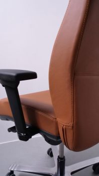 fauteuil de bureau vue de dos conçu pour un usage intensif en cuir carriat marron
