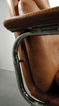 Fauteuil bureau vintage vue de côté Héritage 80 grand dossier cuir carriat marron
