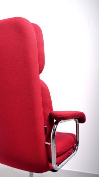 fauteuil de bureau vintage vue de moitié grand dossier dos tissu cura rouge