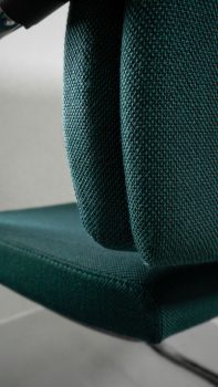 vue-de-dos-king-edard-chaise-accueil-pietement-luge-laine-steelcut-trio-vert