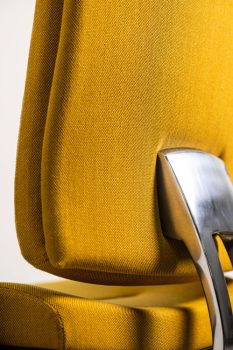 fauteuil de bureau de direction vue de trois quart dos king edgard plus en laine steelcut trio jaune