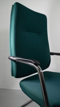 vue-trois-quart-chaise-visiteur-king-edgard-pietement-luge-laine-steelcut-trio-vert